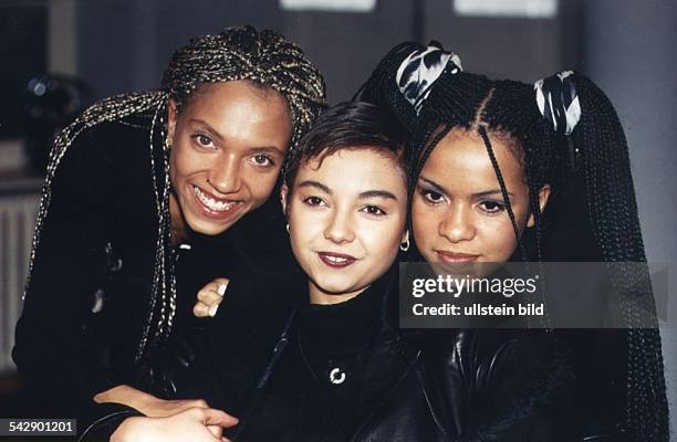 Die deutsche Girl-Group "Tic Tac Toe" : Lee, Jazzy und Ricky. Lee und Ricky tragen ihre Haare zu kleinen Zöpfen geflochten. Die Mädchenband hat die...