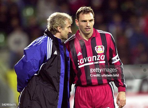 Fußball-Bundesliga, Saison 2000/2001. Rudi Völler , Teamchef von Bayer 04 Leverkusen, spricht mit Abwehrspieler und Kapitän Jens Nowotny. Nur für...