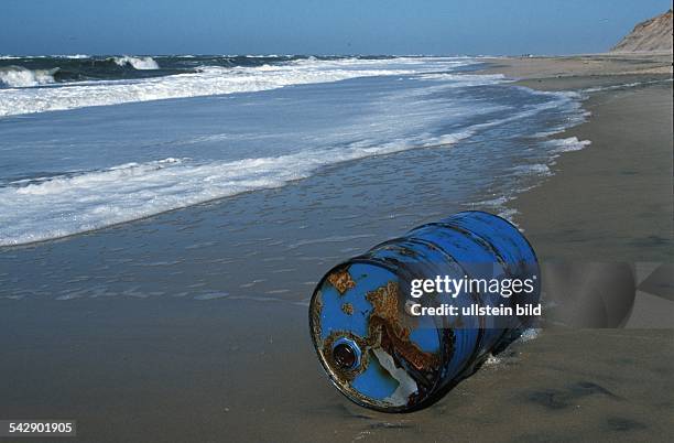 Chemiefass am Nordseestrand. Wasserverschmutzung; Verklappung.