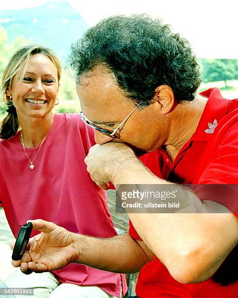 Der Präsident des Fußballvereins FC Bayern München, Franz Beckenbauer, zusammen mit seiner Ehefrau Sybille. Beckenbauer schnupft Schnupftabak....