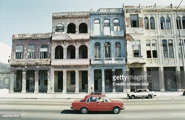 Havanna : verfallene Häuser an der einstigen Prachtstraße Malecón. Die ehemaligen Kolonnadenvillen säumen als Relikte kolonialer Architektur die...