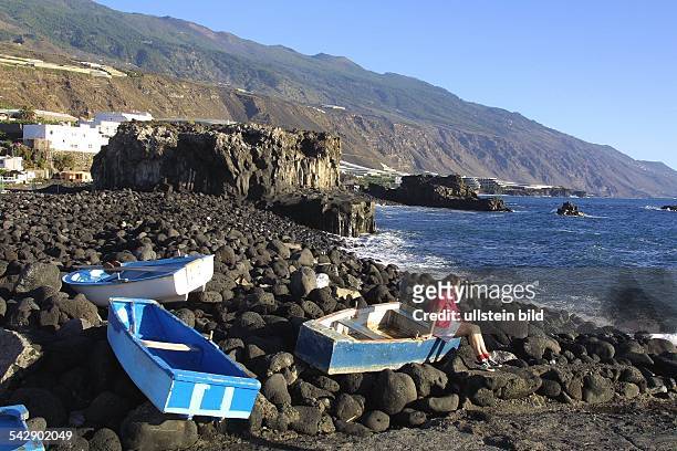 La Palma .Boote liegen auf dunklem Lavagestein am Strand von Naos. .