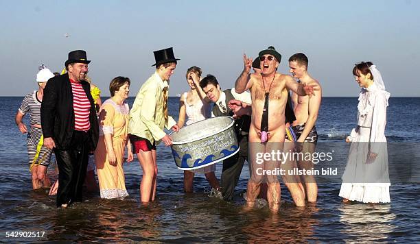 Mitglieder des Eisbadeclubs "Bernauer Eisheilige" bei der Aufführung der "Robbenhochzeit" anläßlich des dritten Valentin-Badespektakels am Strand von...