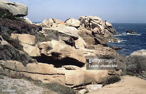 Côte de Granit Rose / Rosa Granitküste bei Ploumanac'h , hier liegen die ausgefallensten und verwegensten Steinkolosse. Undatiertes Foto.