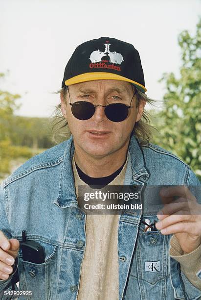Otto Waalkes * Komiker, Schauspieler, D- mit Ottifanten-Muetze und Sonnenbrille, aufgenommen im Juni 1998. In der Brusttasche seiner Jeansjacke...