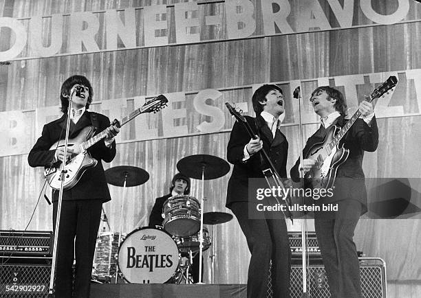 Auftritt der englischen Musikgruppe "The Beatles" in der Ernst-Merck-Halle im Zuge ihrer Bravo-Beatles-Blitz-Tournee : Gitarrist George Harrison,...