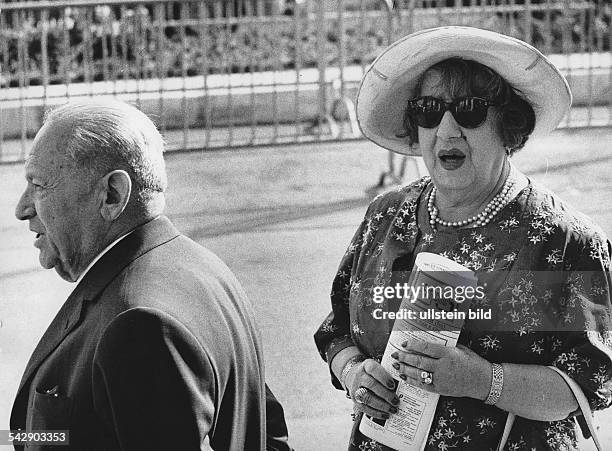 Cannes / Cote d'Azur: ein Mann und eine Frau mit Strohhut und Sonnenbrille- Foto: Rudolf Dietrich - 1970- identisch mit Bild