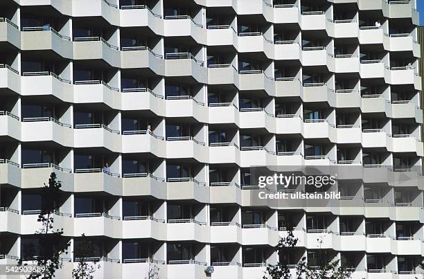 Graue Hochhausfassade in Damp 2000 mit gleichförmiger Balkon- und Fensterfront. Aufgenommen um 2000. Symbolbild