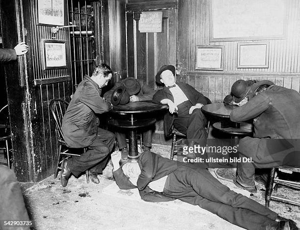 New York Bundesstaat State - New York City: Drunken men sleeping in a bar - undated Vintage property of ullstein bild