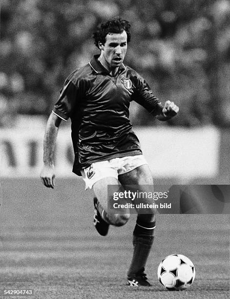 Der italienische Nationalspieler Franco Baresi führt den Ball. Undatiertes Foto.