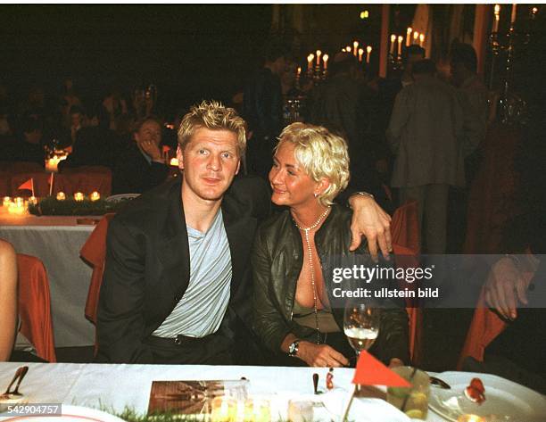 Stefan Effenberg, Fußballprofi beim FC Bayern, legt bei einer Feier seiner Frau Martina den Arm um die Schulter. .