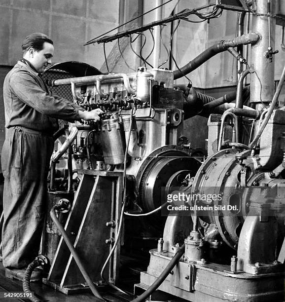 Motorenwerk in Berlin - Johannisthal: Monteur kontrolliert einen 6 Zylinder Dieselmotor, Typ 6 KVD 18, auf dem Prüfstand- 1959
