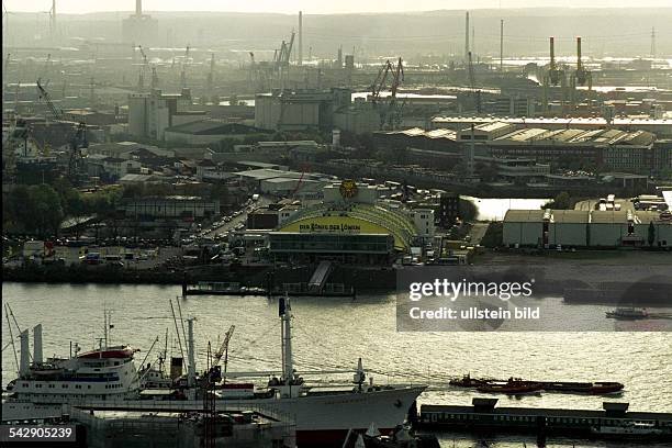 Hamburg, D: der Hamburger Hafen; im Vordergrund die Cap San Diego, dahinter die Elbe, das Musicaltheater mit der Ankündigung für den "König der...