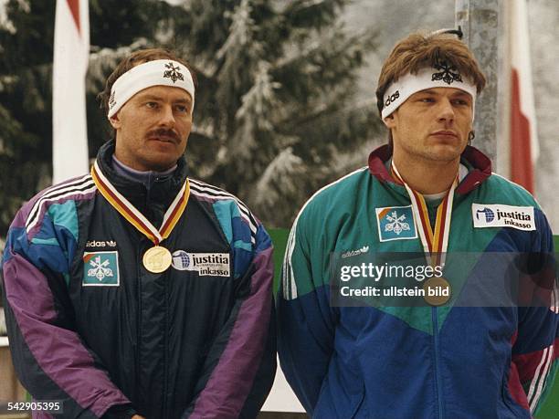 Die Europameister 1992 im Zweierbob: Gustav Weder und Donat Acklin mit Stirnband und Goldmedaille. Aufgenommen 1992.