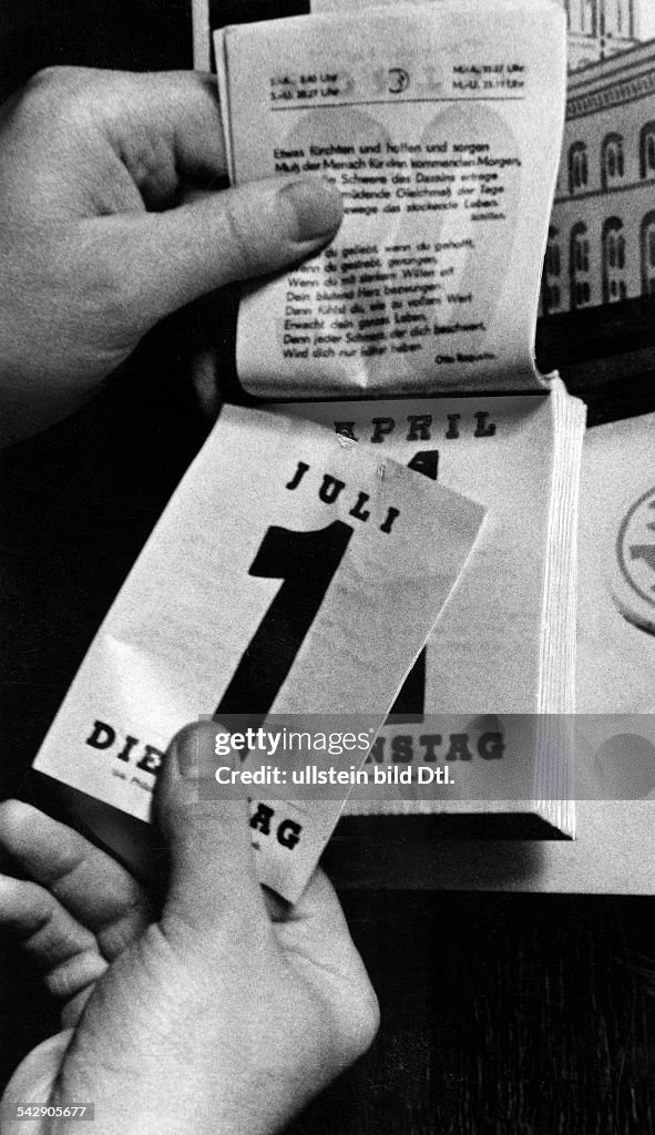 A calander sheet showing the date 1st of July is being held in front of the calender sheet of the 1st of april - 1941 - Photographer: Herbert Hoffmann - Published by: 'Das 12 Uhr Blatt' 19.06.1941 Vintage property of ullstein bild