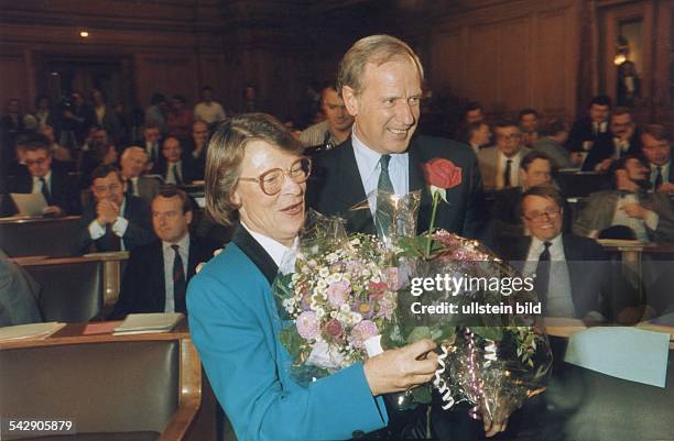 Klaus von Dohnanyi*-Politiker, SPD, Manager, DBürgermeistermit der Bürgerschaftspräsidentin Helga Elstner mit einem Blumenstrauß und einer roten Rose...