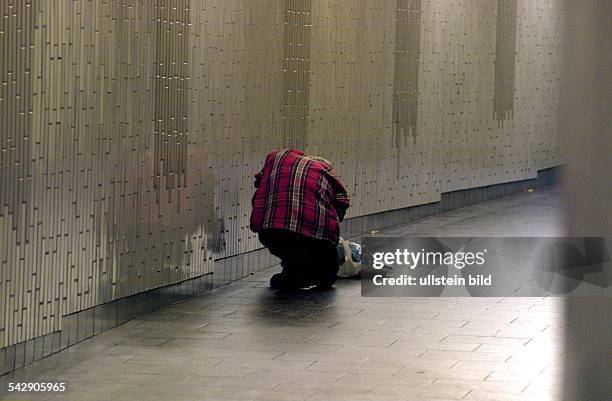 Rauschgift / Rauschgiftsucht: Drogensüchtiger "setzt" sich im Fußgängertunnel an der U-Bahnstation Wartenau in Hamburg "einen Schuss". .