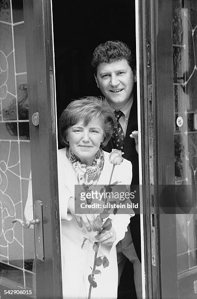 Die beiden Inhaber des "Landhaus Scherrer", Emilie Scherrer und Chefkoch Heinz Wehmann, stehen lächelnd an der geöffneten Tür ihres Hamburger...
