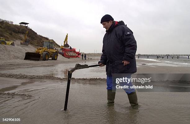 Maik Brocke sondiert mit einem Ferex-Suchgerät jeden Zentimeter des munitionsverseuchten Strandes des Ostseebades Rerik. Bagger schaufeln nach der...