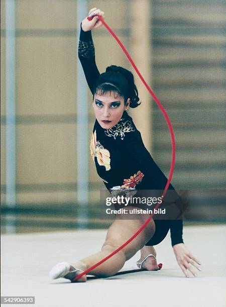 Die rhythmische Sportgymnastin Elena Witrischenko aus der Ukraine bei einer Übung am Band. Sie wurde Weltmeisterin im Vierkampf in Berlin 1997. .