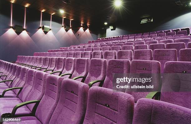 Pinkfarbene Kinosessel im Kinosaal Nr. 5 des Ufa-Kinos am Hamburger Gänsemarkt. .