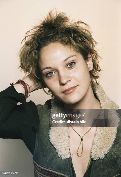 Die Schauspielerin Jeanette Hain mit einem geknoteten Goldkettchen um den Hals. Aufgenommen Oktober 1999.