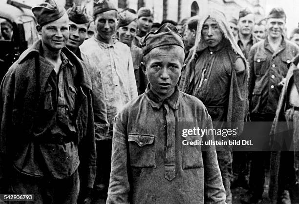 Jugendliche sowjetische Soldaten, die in Kriegsgefangenschaft geraten sind bei Charkow, September 1943Kindersoldat- Erschienen in: Berliner...