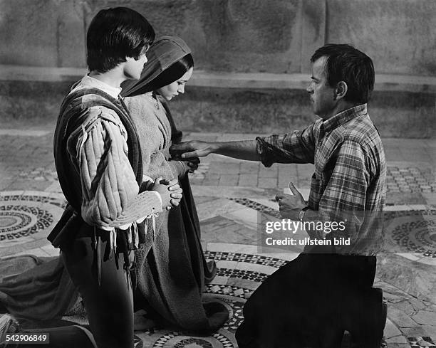 Der italienische Filmregisseur Franco Zeffirelli gibt bei den Dreharbeiten zu seinem Film "Romeo und Julia" den beiden Hauptdarstellern Leonard...