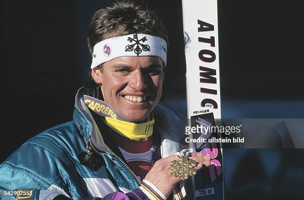 Der alpine Skisportler Franz Heinzer zeigt stolz seine Goldmedaille, die er bei den Alpinen Skiweltmeisterschaften 1991 in Saalbach im Abfahrtslauf...
