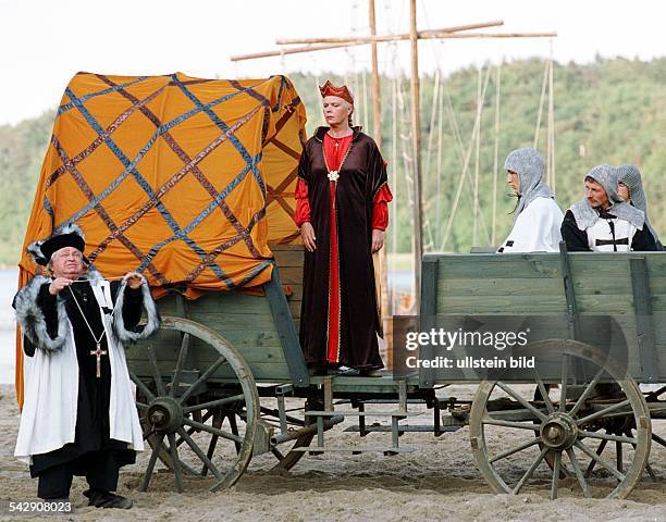 Bei den Störtebeker-Festspielen 2000 auf Rügen spielt die Schauspielerin Heidemarie Wenzel in dem Stück "Die Kreuzritter" die Rolle der Thyra. Links...