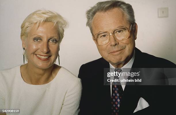 Eduard Zimmermann mit Tochter Sabine, beide Moderatoren der Fernsehsendung "Aktenzeichen XY ungelöst". Aufgenommen um 1996.