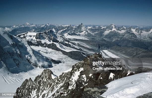 Blick vom Gipfel der Dufourspitze , dem mit 4634m höchsten Gipfel der Schweiz, nach Westen über die Walliser Alpen: in der Ferne bilden der Mont...