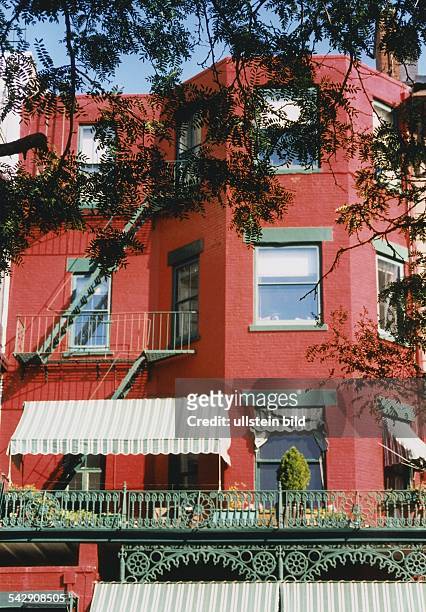 New York, Brooklyn Heights: Wohnhaus mit rotem Fassadenanstrich. .
