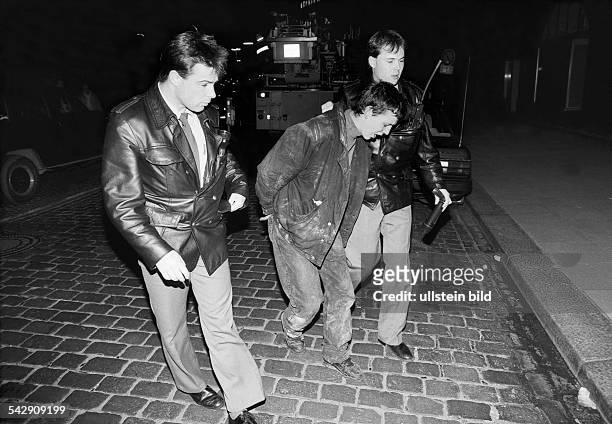 Einbruch: Nach einem Einbruch in ein Hamburger Waffengeschäft wird Frank B. In Handschellen von zwei Beamten der Polizei abgeführt. B. Wurde auf...