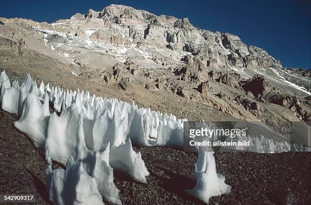 Argentinische Anden : Schneefeld an der Westflanke des 6959 Meter hohen Aconcagua, dem höchsten Berg des amerikanischen Kontinents. Die bizarre Form,...