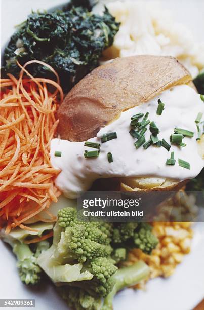 Der bunte Gemüseteller der Restaurantkette "Mr. Green": eine Baked Potatoe mit Sour Creme und Schnittlauch inmitten von Spinat, geraspelten Möhren,...