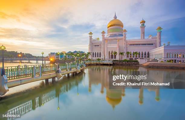 sultan omar ali saifuddin mosque, brunei darussalam - oman stock-fotos und bilder