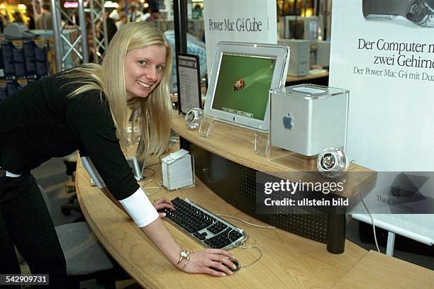 Schaulandt stellt Unterhaltungselektronik im Wandsbeker Quarree aus. Hier probiert die Hamburgerin Gwen den neuen Komplett-PC von Apple aus, den...