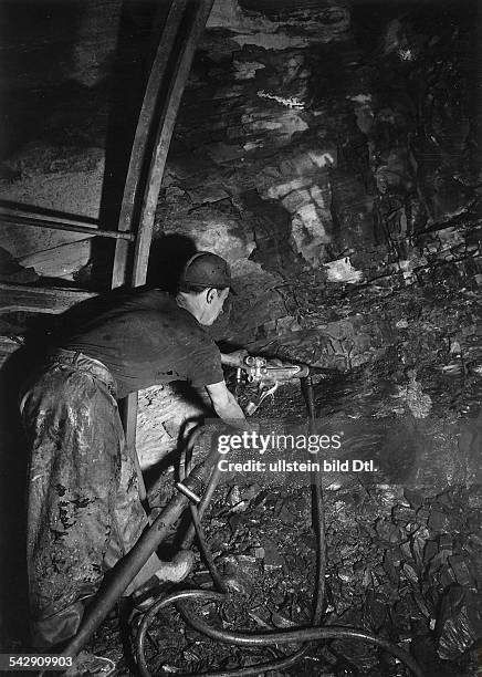Bergarbeiter im Stollen- um 1957