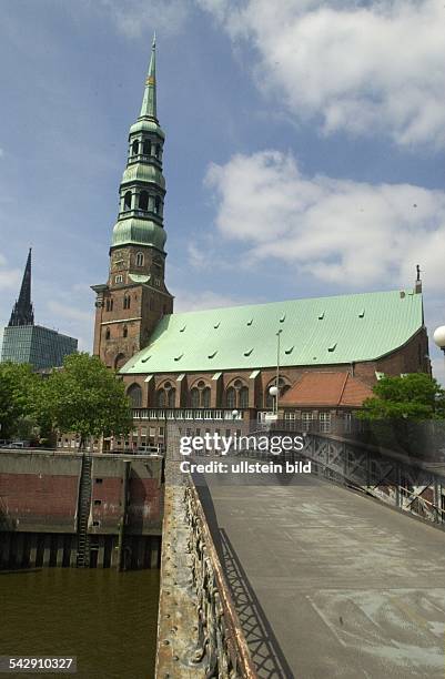 Hamburg: die St. Katharinenkirche mit der Figur der Heiligen Katharina am Ende des Kirchenschiffs . .