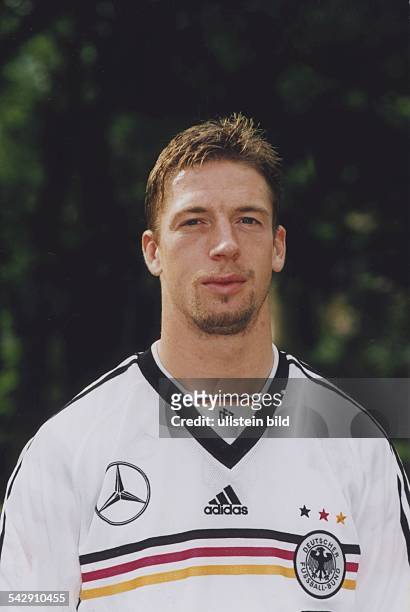 Der Fußballspieler Steffen Freund trägt das Trikot der deutschen Nationalmannschaft. Aufgenommen 1998.