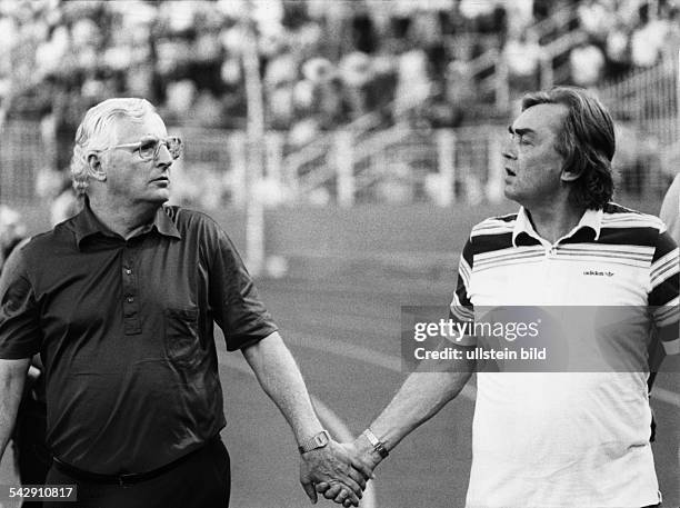 Fußball-Bundestrainer Jupp Derwall und der Trainer des Hamburger SV Ernst Happel Hand in Hand am Rande des Abschiedsspiels von Franz Beckenbauer,...