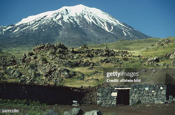 Ostanatolien : Blick von der Eli-Alm, deren Schafställe im Vordergrund zu sehen sind, auf den Berg Ararat , der sich mit schneebedecktem Gipfel...