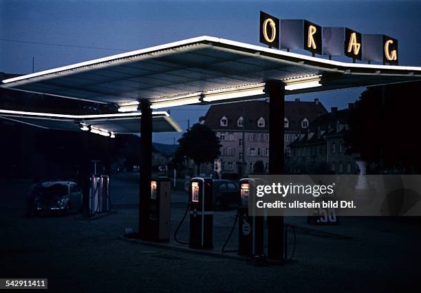 Orag-Tankstelle mit Preisschild für Benzin: 58 Pfennige- 1950er Jahre