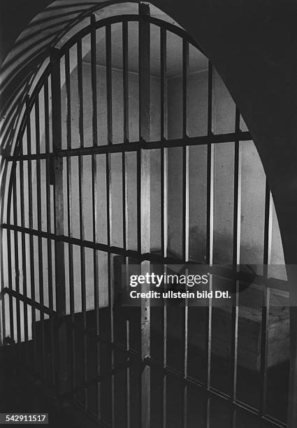 Frauengefängnis Aichach ; Blick durch ein Gitter in eine StrafzelleAufnahme: Wolfgang Weberca. 1931