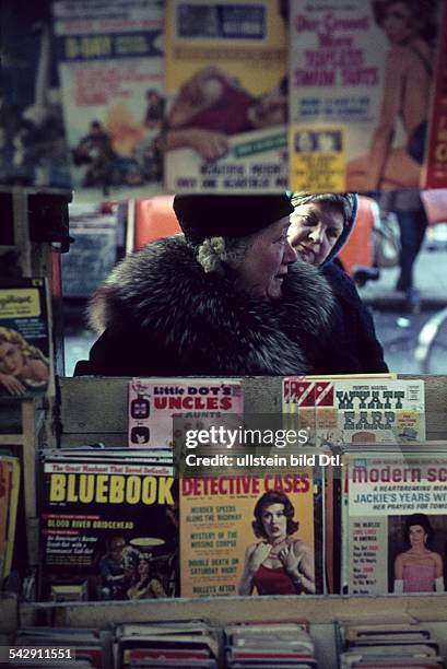 New York; Frauen vor einem Zeitungskiosk- 1950er Jahre