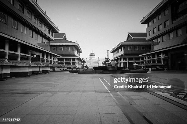 sultan omar ali saifuddin mosque, brunei darussalam - sultan omar ali saifuddin mosque fotografías e imágenes de stock