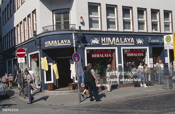 Das Bekleidungsgeschäft "HIMALAYA" befindet sich an der Ecke Gurlittstraße / Lange Reihe in St.Georg. Am Eingang hängen Kleidungsstücke, darüber ist...