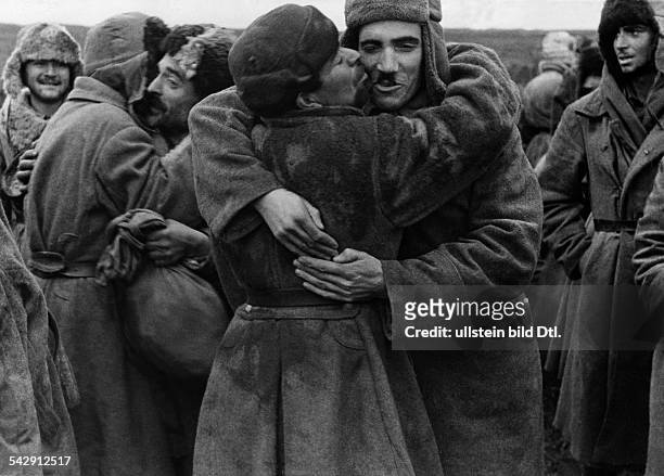 Sowjetische Kriegsgefangene umarmen sich- am Terek, Kaukasusvorland- ver�öffentl. Illustrierte 3/1943