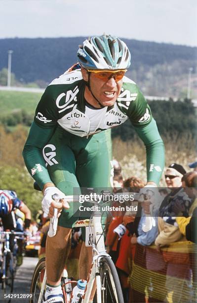 Der Radsportler Jens Voigt mit Fahrradhelm und Schutzbrille beim Radrennen. Aufgenommen um 1999.